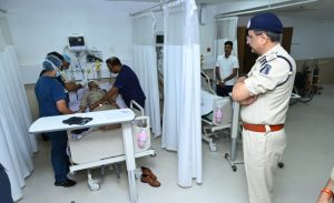 पुलिस कमिश्नर संजीव शुक्ला ने अस्पताल पहुंचकर घायल जवानों का बढ़ाया हौसला पुलिस कमिश्नर संजीव शुक्ला ने अस्पताल पहुंचकर घायल जवानों का बढ़ाया हौसला