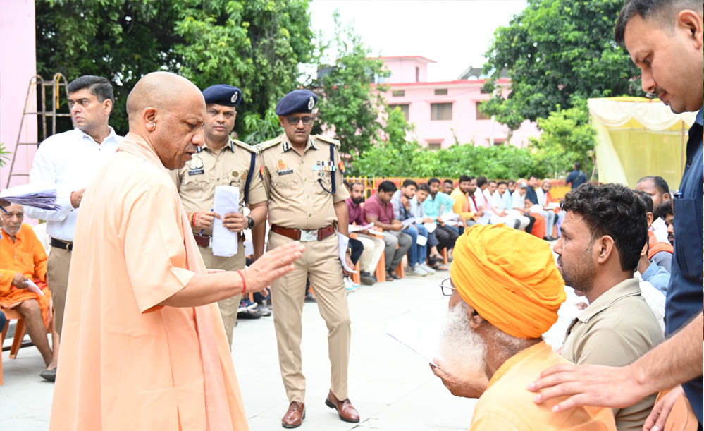 जनता दर्शन में सीएम योगी आदित्यनाथ ने सुनीं 200 लोगों की समस्याएं