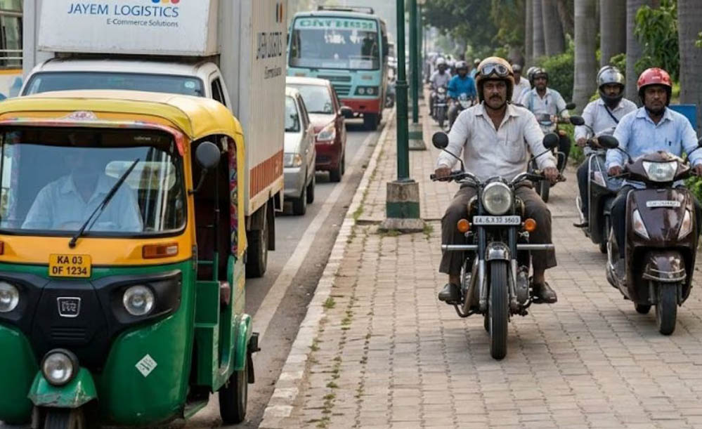 अब फुटपाथ पर वाहन चलाना पड़ेगा भारी, कर्नाटक में ₹5,000 जुर्माने की तैयारी अब फुटपाथ पर वाहन चलाना पड़ेगा भारी, कर्नाटक में ₹5,000 जुर्माने की तैयारी