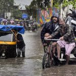 Gujarat Rain Alert: मूसलाधार बारिश से जनजीवन बेहाल, 5 शहर जलमग्न, हेलीकॉप्टर से लोगों को निकाला गया Gujarat Rain Alert: मूसलाधार बारिश से जनजीवन बेहाल, 5 शहर जलमग्न, हेलीकॉप्टर से लोगों को निकाला गया