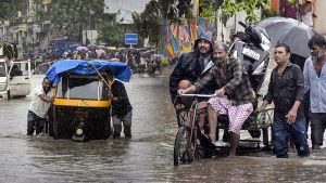 Gujarat Rain Alert: मूसलाधार बारिश से जनजीवन बेहाल, 5 शहर जलमग्न, हेलीकॉप्टर से लोगों को निकाला गया Gujarat Rain Alert: मूसलाधार बारिश से जनजीवन बेहाल, 5 शहर जलमग्न, हेलीकॉप्टर से लोगों को निकाला गया