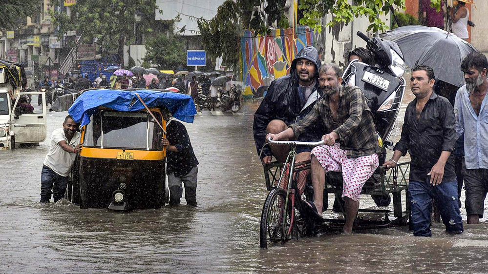 Gujarat Rain Alert: मूसलाधार बारिश से जनजीवन बेहाल, 5 शहर जलमग्न, हेलीकॉप्टर से लोगों को निकाला गया Gujarat Rain Alert: मूसलाधार बारिश से जनजीवन बेहाल, 5 शहर जलमग्न, हेलीकॉप्टर से लोगों को निकाला गया
