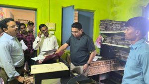 कलेक्टर ने धनगवां सहकारी समिति का किया निरीक्षण कलेक्टर ने धनगवां सहकारी समिति का किया निरीक्षण