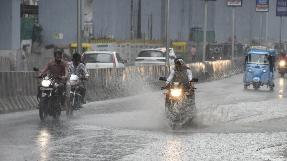 IMD Rain Alert: गुजरात, जम्मू-कश्मीर और उत्तर प्रदेश में मौसम का कहर, रेड-ऑरेंज अलर्ट जारी