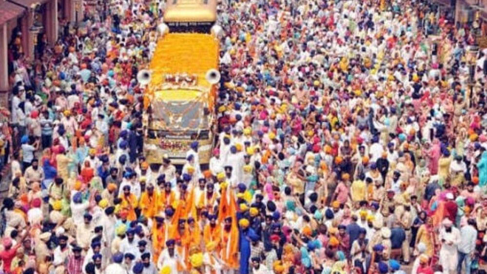 मीरी-पीरी खालसा मार्च में उमड़ी संगत, अमृतसर में पवित्र शस्त्रों के दर्शन कराए जाएंगे