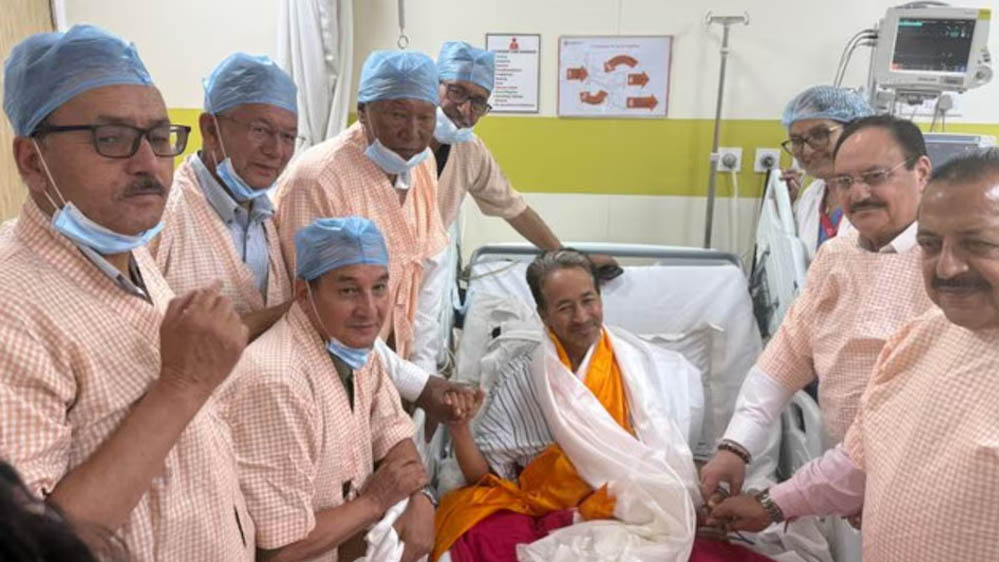 सोनम वांगचुक ने तोड़ा अनशन, केंद्र से बातचीत के बाद लिया बड़ा निर्णय सोनम वांगचुक ने तोड़ा अनशन, केंद्र से बातचीत के बाद लिया बड़ा निर्णय