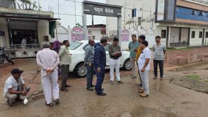 बारिश से पहले होनी थी तैयारी, तब क्रिकेट में व्यस्त थीं महापौर! अब व्यवस्थाएं संभालने सड़क पर उतरे निगम आयुक्त, तो शुरू हुई सियासत बारिश से पहले होनी थी तैयारी, तब क्रिकेट में व्यस्त थीं महापौर! अब व्यवस्थाएं संभालने सड़क पर उतरे निगम आयुक्त, तो शुरू हुई सियासत