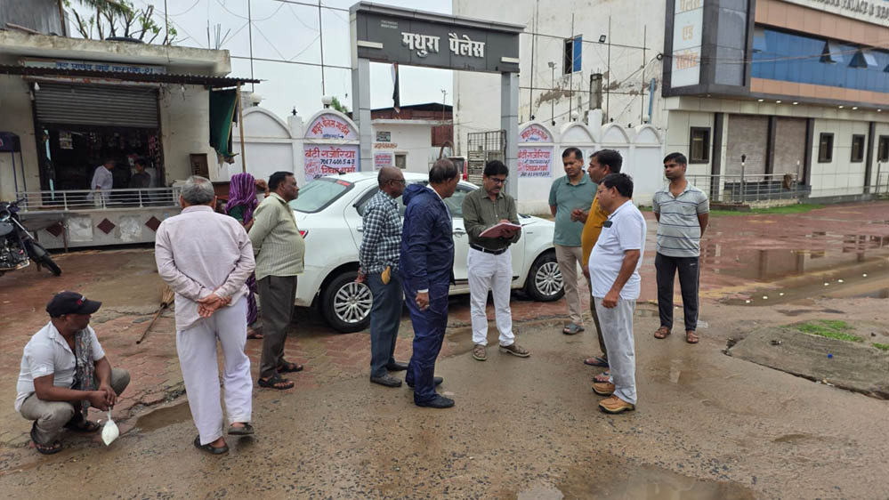 बारिश से पहले होनी थी तैयारी, तब क्रिकेट में व्यस्त थीं महापौर! अब व्यवस्थाएं संभालने सड़क पर उतरे निगम आयुक्त, तो शुरू हुई सियासत बारिश से पहले होनी थी तैयारी, तब क्रिकेट में व्यस्त थीं महापौर! अब व्यवस्थाएं संभालने सड़क पर उतरे निगम आयुक्त, तो शुरू हुई सियासत