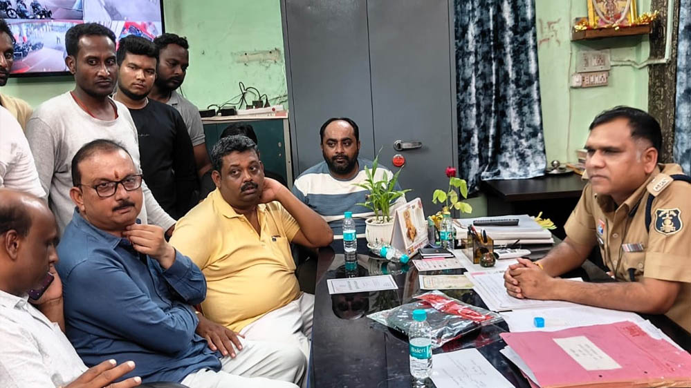 गैस पाइपलाइन कार्य के दौरान हादसे के बाद BPCL का बड़ा कदम, मृतक राघवेंद्र घोषी के परिवार को मिली आर्थिक मदद गैस पाइपलाइन कार्य के दौरान हादसे के बाद BPCL का बड़ा कदम, मृतक राघवेंद्र घोषी के परिवार को मिली आर्थिक मदद