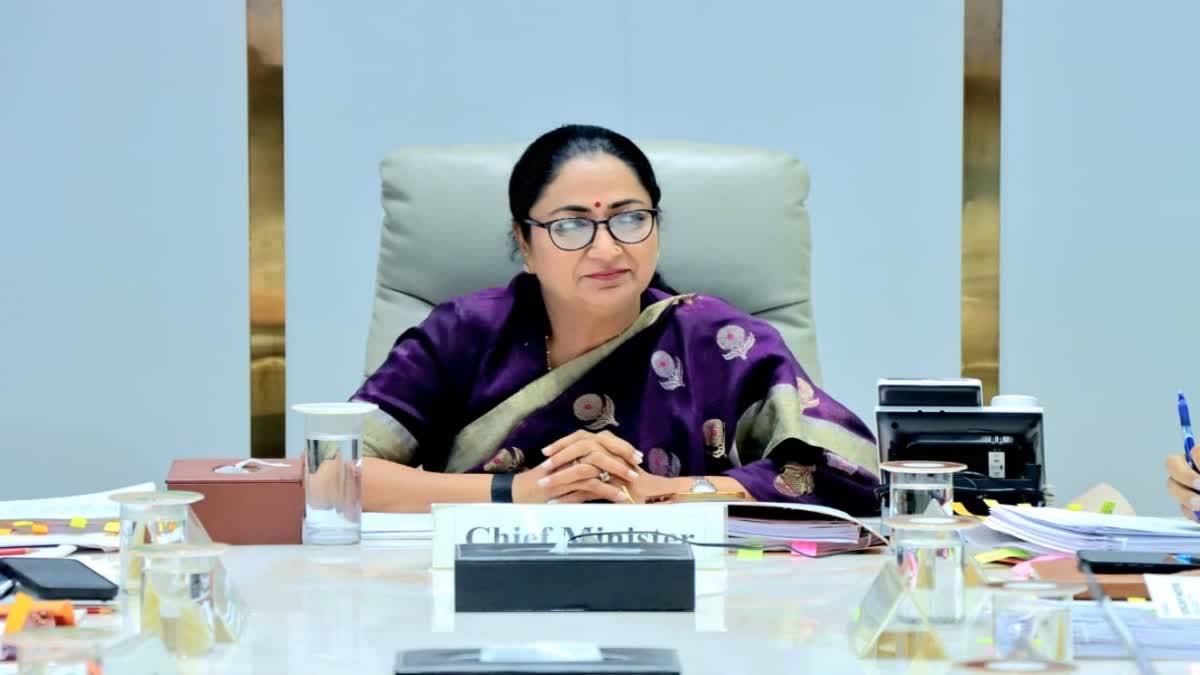 रेखा सरकार का बड़ा फैसला, तय समय में सरकारी सेवाएं नहीं तो कार्रवाई रेखा सरकार का बड़ा फैसला, तय समय में सरकारी सेवाएं नहीं तो कार्रवाई