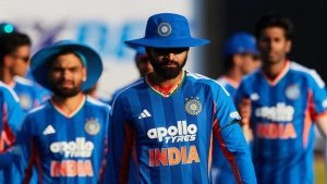 MS Dhoni की राह पर कप्तान श्रेयस अय्यर, जिम्बाब्वे सीरीज जीतते ही ट्रॉफी देकर जीता दिल