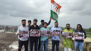 Bhopal Protest: पानी की टंकी पर चढ़े युवा कांग्रेस नेता, अमित शाह के इस्तीफे की मांग से मचा हंगामा