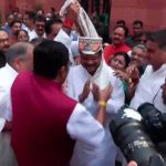 इस्तीफे के बाद संसद पहुंचे धर्मेंद्र प्रधान, NDA सांसदों ने मकरद्वार पर पाग पहनाकर किया जोरदार स्वागत