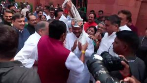 इस्तीफे के बाद संसद पहुंचे धर्मेंद्र प्रधान, NDA सांसदों ने मकरद्वार पर पाग पहनाकर किया जोरदार स्वागत