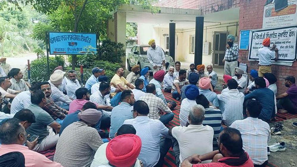 बिजली कर्मचारियों की हड़ताल खत्म, लेकिन राहत का इंतजार जारी! पंजाब में हजारों शिकायतें अब भी लंबित बिजली कर्मचारियों की हड़ताल खत्म, लेकिन राहत का इंतजार जारी! पंजाब में हजारों शिकायतें अब भी लंबित