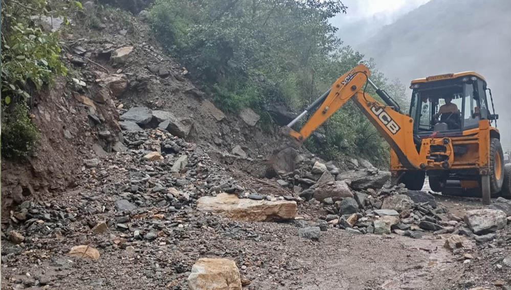 Uttarakhand Weather Alert: मूसलाधार बारिश और लैंडस्लाइड से हालात बिगड़े, 140 सड़कें ठप