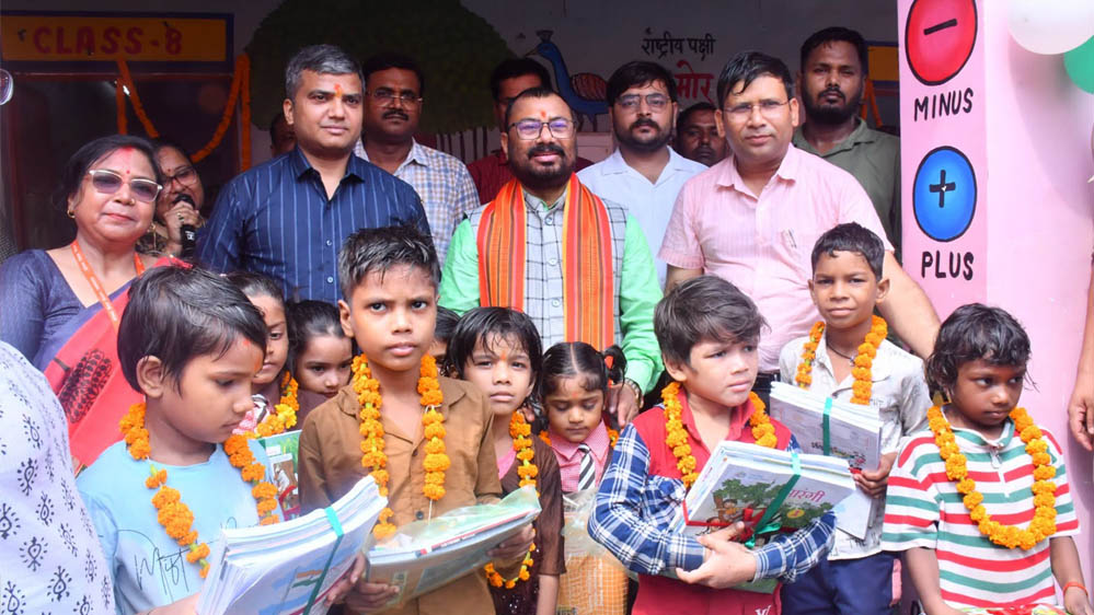 रोली-चंदन का तिलक, पुष्पवर्षा और स्वागत गीतों के साथ बच्चों का किया गया आत्मीय स्वागत रोली-चंदन का तिलक, पुष्पवर्षा और स्वागत गीतों के साथ बच्चों का किया गया आत्मीय स्वागत