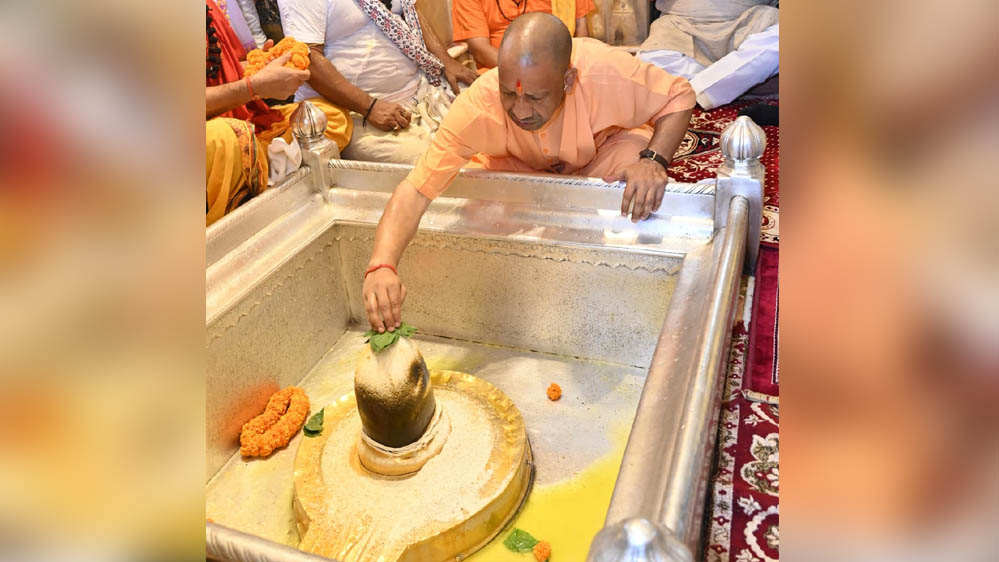 श्रावण मास के प्रथम दिन CM योगी ने किए बाबा विश्वनाथ और काल भैरव के दर्शन, प्रदेशवासियों की सुख-समृद्धि की कामना