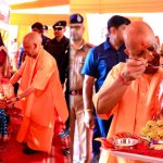 मुख्यमंत्री ने बुलाया तो दौड़कर मंच पर पहुंचीं महिलाएं, भेंट किया हाथ से बनाया गया चित्र मुख्यमंत्री ने बुलाया तो दौड़कर मंच पर पहुंचीं महिलाएं, भेंट किया हाथ से बनाया गया चित्र