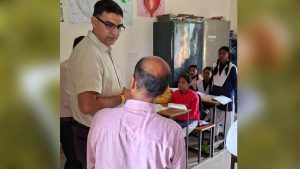नवागत कलेक्टर रत्नाकर झा ने विद्यालयों एवं छात्रावास का किया निरीक्षण नवागत कलेक्टर रत्नाकर झा ने विद्यालयों एवं छात्रावास का किया निरीक्षण