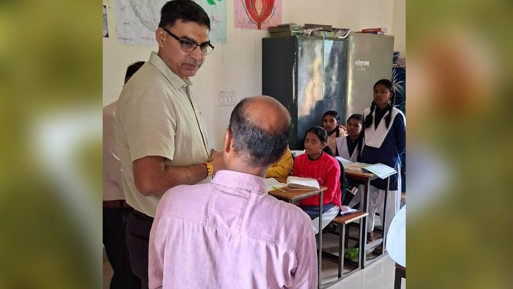 नवागत कलेक्टर रत्नाकर झा ने विद्यालयों एवं छात्रावास का किया निरीक्षण नवागत कलेक्टर रत्नाकर झा ने विद्यालयों एवं छात्रावास का किया निरीक्षण