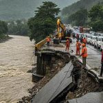 उत्तराखंड में मूसलाधार बारिश से हाहाकार, गंगा उफान पर; बदरीनाथ हाईवे पर लैंडस्लाइड ने रोका रास्ता उत्तराखंड में मूसलाधार बारिश से हाहाकार, गंगा उफान पर; बदरीनाथ हाईवे पर लैंडस्लाइड ने रोका रास्ता