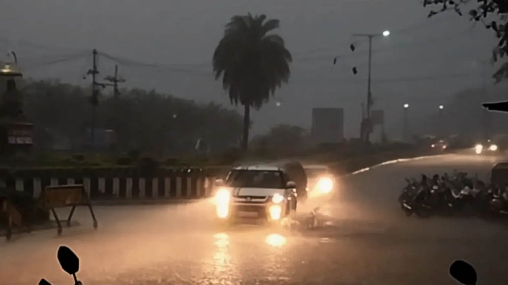 मध्य प्रदेश में बारिश का कहर, 3 मौसमी सिस्टम एक्टिव; बैतूल में भारी बारिश के बीच रेलवे की दीवार गिरी, एक की मौत मध्य प्रदेश में बारिश का कहर, 3 मौसमी सिस्टम एक्टिव; बैतूल में भारी बारिश के बीच रेलवे की दीवार गिरी, एक की मौत
