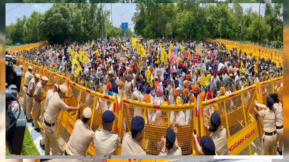 अमृतपाल की रिहाई की मांग पर चंडीगढ़ में बवाल, प्रदर्शन हिंसक; 15 पुलिसकर्मी घायल, कई वाहन क्षतिग्रस्त अमृतपाल की रिहाई की मांग पर चंडीगढ़ में बवाल, प्रदर्शन हिंसक; 15 पुलिसकर्मी घायल, कई वाहन क्षतिग्रस्त