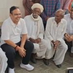 खेतों में महिलाओं से मिले सीएम भजनलाल, ग्रामीण सहयोग की सराहना की खेतों में महिलाओं से मिले सीएम भजनलाल, ग्रामीण सहयोग की सराहना की
