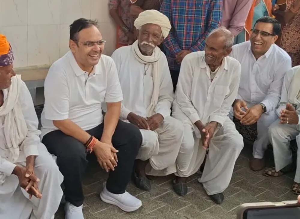 खेतों में महिलाओं से मिले सीएम भजनलाल, ग्रामीण सहयोग की सराहना की खेतों में महिलाओं से मिले सीएम भजनलाल, ग्रामीण सहयोग की सराहना की