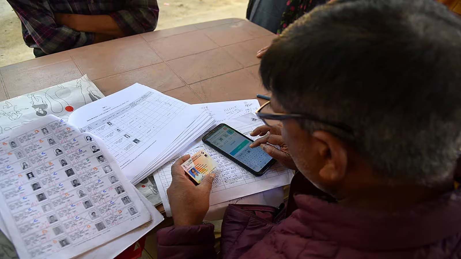 रांची में SIR कार्यों के लिए शिक्षकों की तैनाती पर निर्वाचन आयोग का बयान। रांची में SIR कार्यों के लिए शिक्षकों की तैनाती पर निर्वाचन आयोग का बयान।