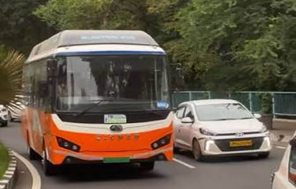 Bhopal Electric Bus: राजधानी की सड़कों पर दौड़ीं AC ई-बसें, दिव्यांगों के लिए हाइड्रोलिक लिफ्ट समेत कई आधुनिक सुविधाएं Bhopal Electric Bus: राजधानी की सड़कों पर दौड़ीं AC ई-बसें, दिव्यांगों के लिए हाइड्रोलिक लिफ्ट समेत कई आधुनिक सुविधाएं
