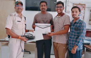 आरपीएफ ने ₹70 हजार मूल्य का लैपटॉप व महत्वपूर्ण दस्तावेजों से भरा बैग यात्री को सकुशल लौटाया आरपीएफ ने ₹70 हजार मूल्य का लैपटॉप व महत्वपूर्ण दस्तावेजों से भरा बैग यात्री को सकुशल लौटाया