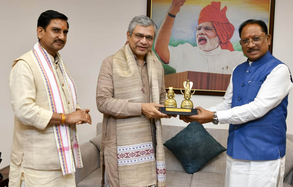 मुख्यमंत्री विष्णुदेव साय ने छत्तीसगढ़ में  प्रमुख रेल परियोजनाओं को गति देने रेल मंत्री अश्विनी वैष्णव से की विस्तृत चर्चा