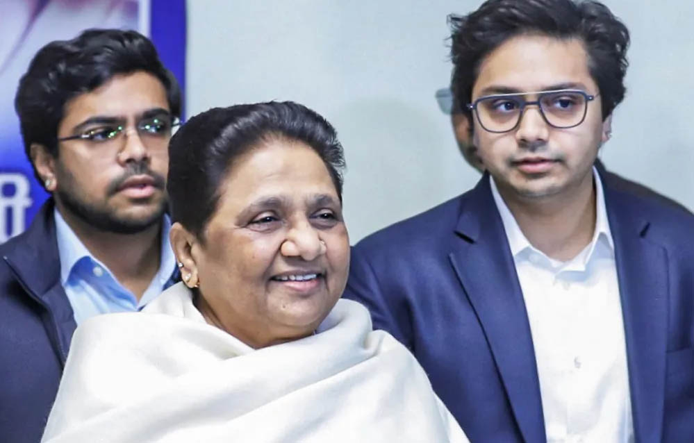 BSP में आकाश आनंद की वापसी की चर्चा तेज, Gen Z फैक्टर के बीच मायावती की नई रणनीति पर सबकी नजर BSP में आकाश आनंद की वापसी की चर्चा तेज, Gen Z फैक्टर के बीच मायावती की नई रणनीति पर सबकी नजर