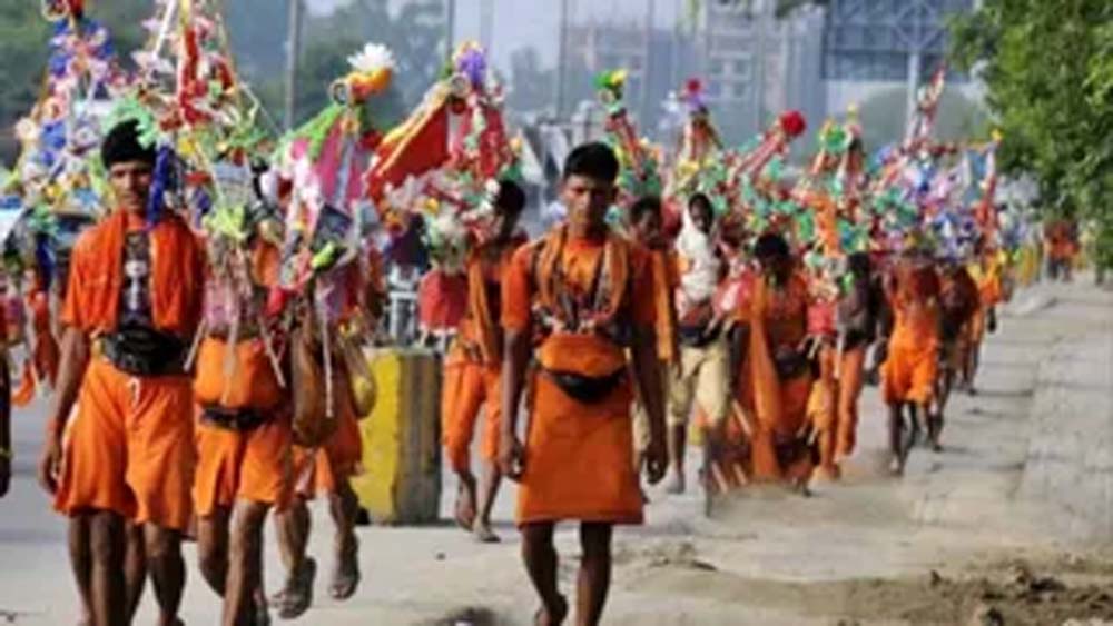 हावड़ा के बांस से बनती है कांवड़, पटना बाजार में सजीं महंगी कांवड़ें