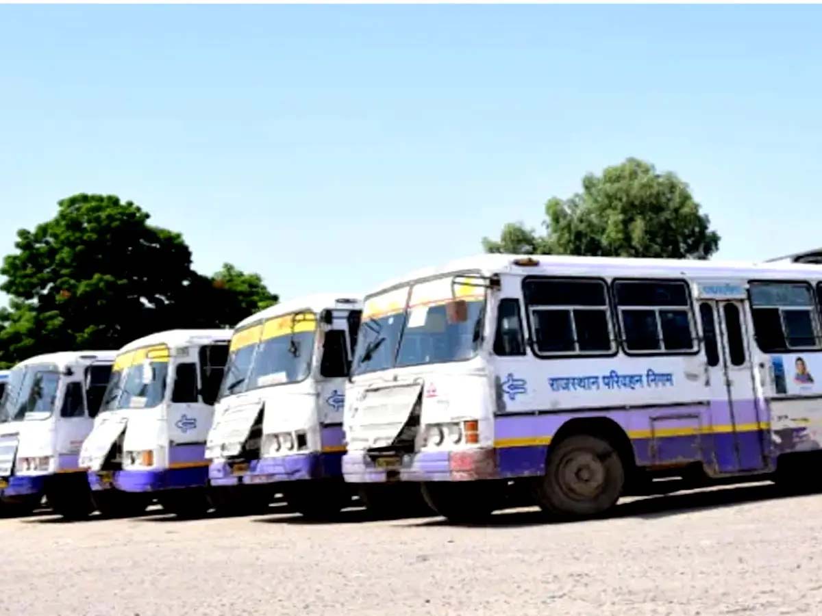 सीएम भजनलाल शर्मा ने हरी झंडी दिखाकर रवाना कीं नई बसें सीएम भजनलाल शर्मा ने हरी झंडी दिखाकर रवाना कीं नई बसें