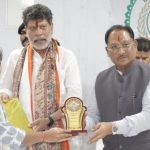 रायपुर: मुख्यमंत्री विष्णुदेव साय ने मेधावी विद्यार्थियों को किया सम्मानित, बढ़ाया उत्साह रायपुर: मुख्यमंत्री विष्णुदेव साय ने मेधावी विद्यार्थियों को किया सम्मानित, बढ़ाया उत्साह