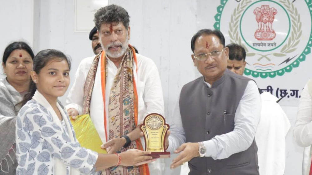 रायपुर: मुख्यमंत्री विष्णुदेव साय ने मेधावी विद्यार्थियों को किया सम्मानित, बढ़ाया उत्साह रायपुर: मुख्यमंत्री विष्णुदेव साय ने मेधावी विद्यार्थियों को किया सम्मानित, बढ़ाया उत्साह