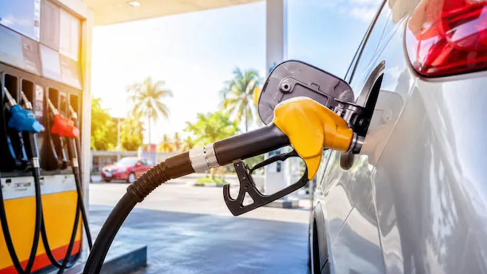 Regular, Premium या Racing Fuel? ₹82 से ₹170 तक बिक रहे 5 तरह के पेट्रोल का फर्क समझिए Regular, Premium या Racing Fuel? ₹82 से ₹170 तक बिक रहे 5 तरह के पेट्रोल का फर्क समझिए