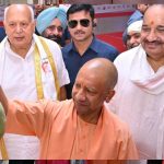 आधा किलो वजनी आम ने खींचा सबका ध्यान, यूपी मैंगो फेस्टिवल में CM योगी ने की सराहना आधा किलो वजनी आम ने खींचा सबका ध्यान, यूपी मैंगो फेस्टिवल में CM योगी ने की सराहना