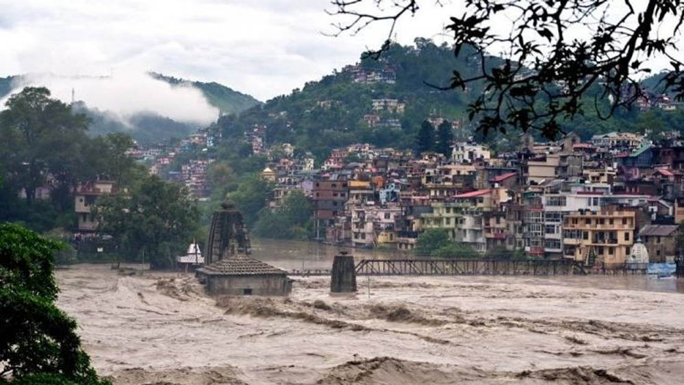 हिमाचल में भारी बारिश से तबाही, 9 की मौत, 49 सड़कें बंद; भूस्खलन ने बढ़ाई मुश्किलें