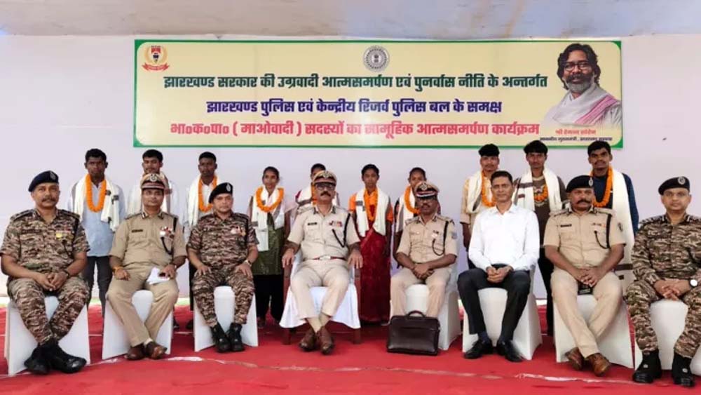 पुलिस अभियान का असर, झारखंड में 16 माओवादी छोड़ेंगे हथियार