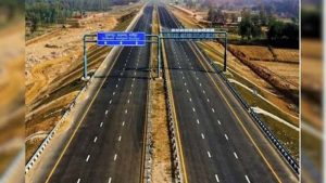 एक्सप्रेसवे खुलने के बाद रोडवेज बसें चलीं, 13 दिन में सड़क टूटी