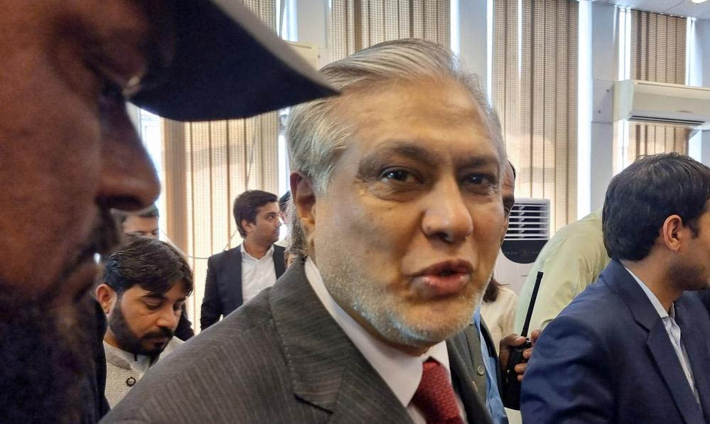 पाकिस्तान में विदेशी महिलाओं से गैंगरेप से मचा बवाल, इशाक डार के करीबी पर गंभीर आरोप
