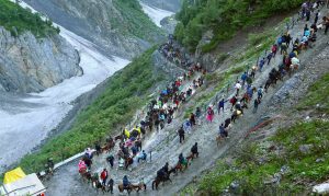 कड़ी सुरक्षा के बीच अमरनाथ यात्रा जारी, 4,812 तीर्थयात्रियों का तीसरा जत्था जम्मू से हुआ रवाना