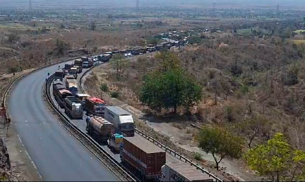 Agra-Mumbai Highway पर लंबा जाम, भैरूघाट के अजनार ब्रिज की मरम्मत बनी यात्रियों की परेशानी Agra-Mumbai Highway पर लंबा जाम, भैरूघाट के अजनार ब्रिज की मरम्मत बनी यात्रियों की परेशानी