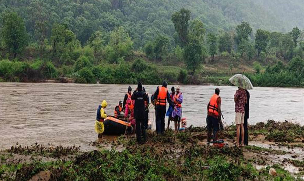 बालाघाट बाढ़: फंसे ग्रामीणों के लिए देवदूत बनी मध्यप्रदेश पुलिस, सुरक्षित निकाले गए लोग बालाघाट बाढ़: फंसे ग्रामीणों के लिए देवदूत बनी मध्यप्रदेश पुलिस, सुरक्षित निकाले गए लोग