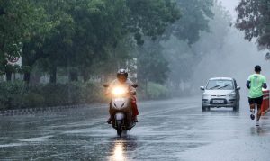 पंजाब में बारिश का कहर! चंडीगढ़ समेत कई शहरों में भारी बरसात, गुरदासपुर में बांध टूटने से खेत जलमग्न पंजाब में बारिश का कहर! चंडीगढ़ समेत कई शहरों में भारी बरसात, गुरदासपुर में बांध टूटने से खेत जलमग्न
