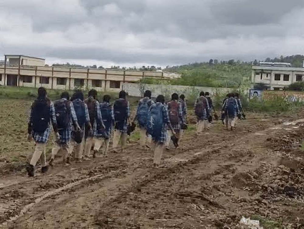 हल्की बारिश में दलदल बना सीएम राइज स्कूल मार्ग, छात्रों की बढ़ी परेशानी हल्की बारिश में दलदल बना सीएम राइज स्कूल मार्ग, छात्रों की बढ़ी परेशानी